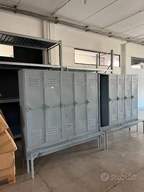 Coppia di armadietti vintage in metallo con panca