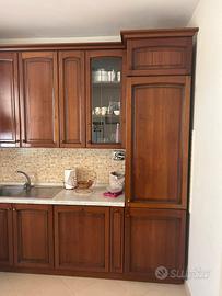 Cucina completa con tavolo