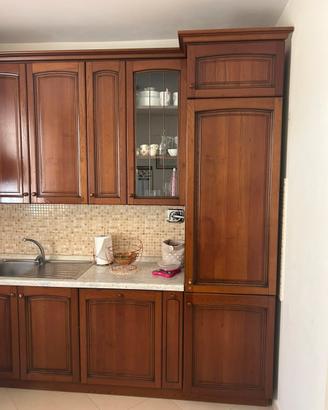 Cucina completa con tavolo