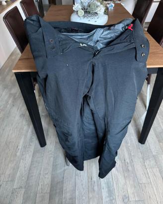 pantaloni antiacqua