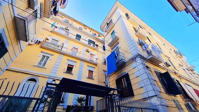 2 LOCALI A NAPOLI