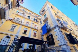2 LOCALI A NAPOLI