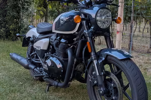Royal Enfield Shotgun 650 Stencil White