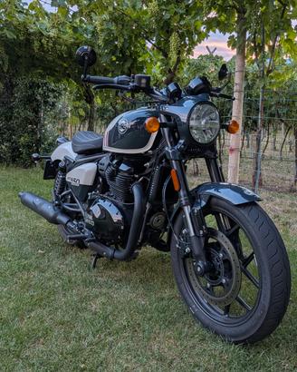 Royal Enfield Shotgun 650 Stencil White
