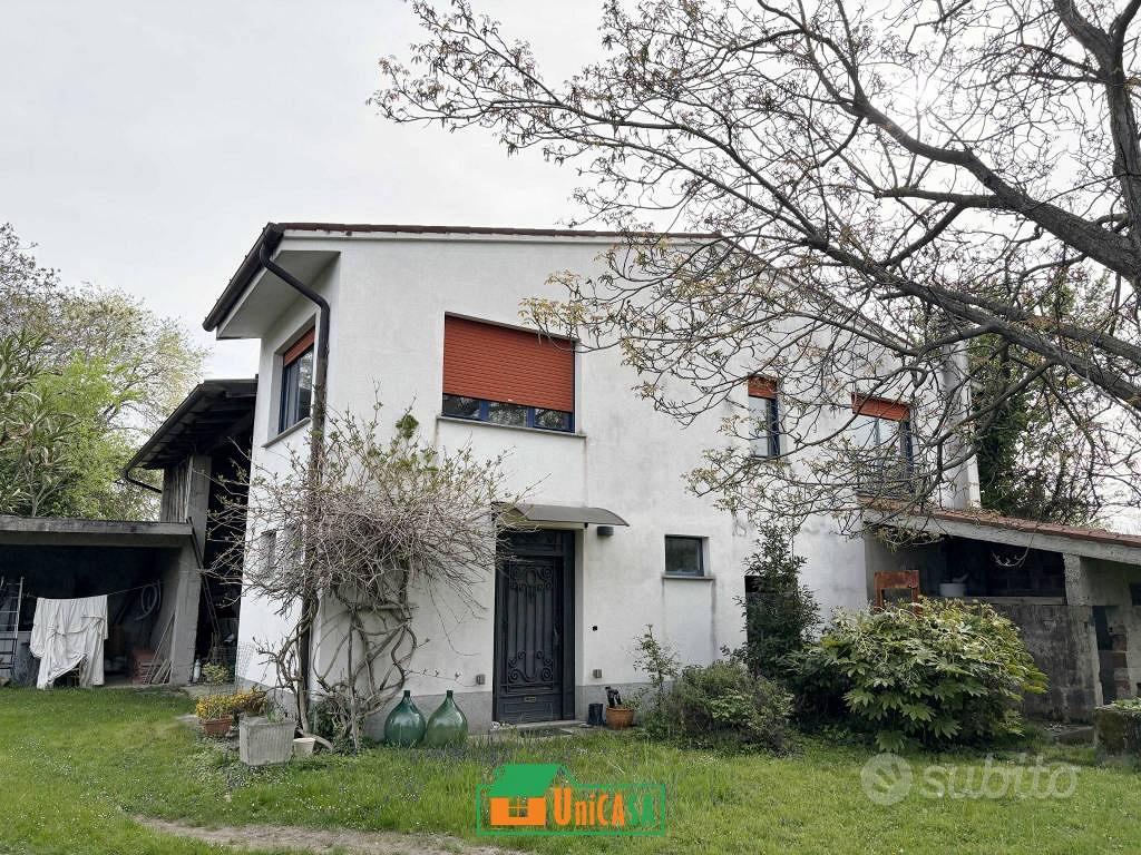 Rustico / Casale di 130 m² con 4 locali e box auto - Vista 2