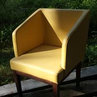 Poltroncina imbottita gialla