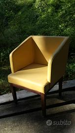 Poltroncina imbottita gialla