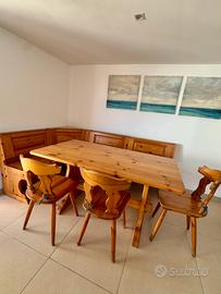 Tavolo con giro panca contenitore e sedie in legno