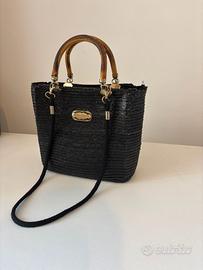Borsa intrecciata nera con manici in legno