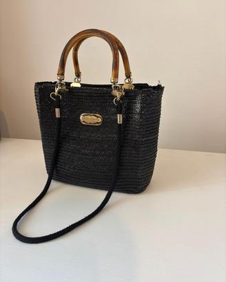 Borsa intrecciata nera con manici in legno