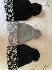 Set di tre cappelli invernali.
