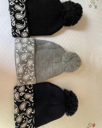 Set di tre cappelli invernali.