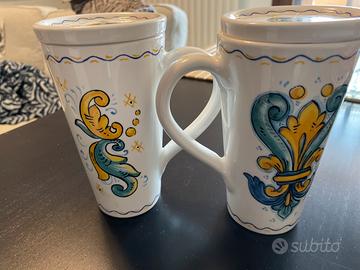 Coppia di tazze con coperchio