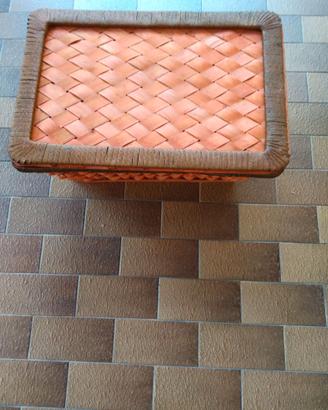 cesta in legno intrecciato con coperchio