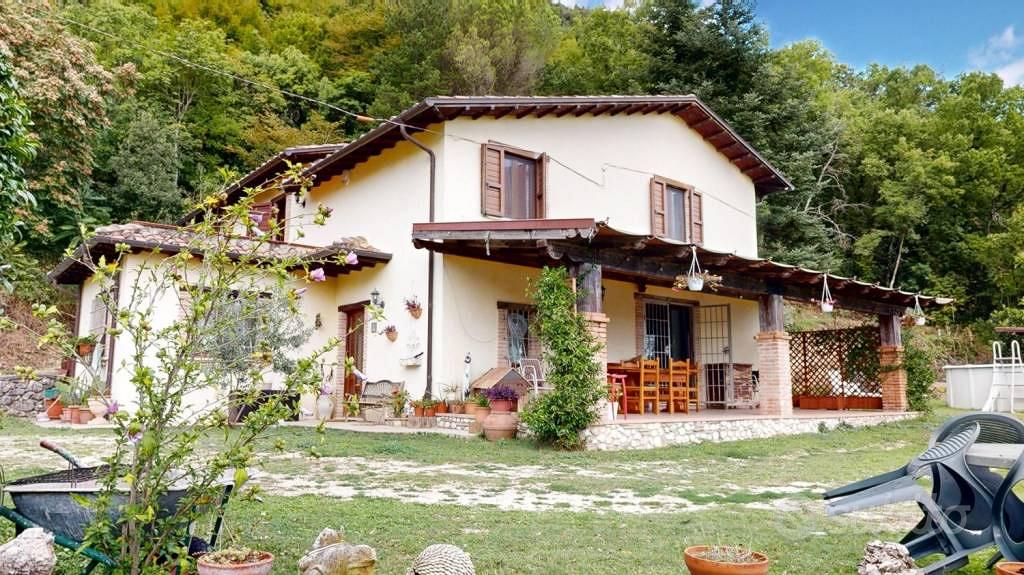 Rustico / Casale di 220 m² con più di 5 locali a G - Vista 4