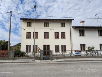 Casa accostata con giardino e garage