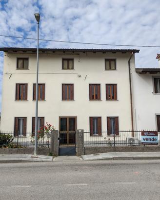 Casa accostata con giardino e garage