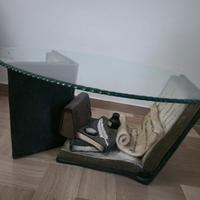 Tavolino da salotto in vetro e resina decorativa e