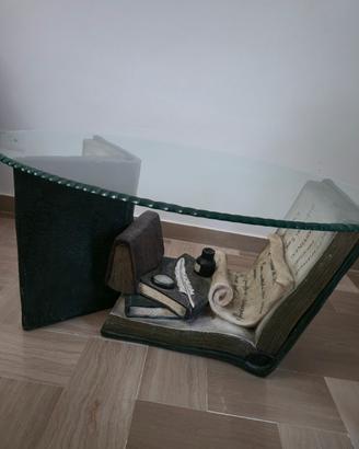 Tavolino da salotto in vetro e resina decorativa e