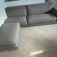 Divano moderno grigio