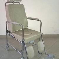 Poltrona a rotelle Rehattiva con appoggiatesta