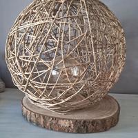 Lampada da tavolo fatta a mano in legno e corda