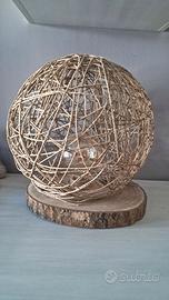 Lampada da tavolo fatta a mano in legno e corda