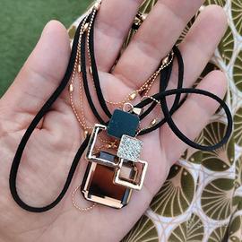 Collana lunga da donna con ciondolo geometrico di