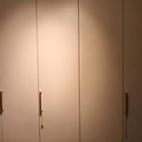 Armadio bianco latte e legno