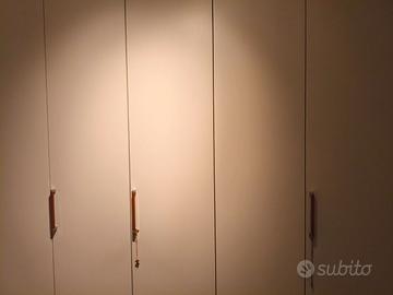 Armadio bianco latte e legno