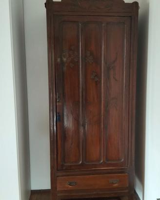 Armadio d'epoca in legno