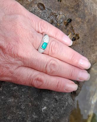 Anello in oro bianco con smeraldo e brillanti