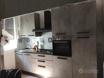 cucina con frigo forno e fornelli 