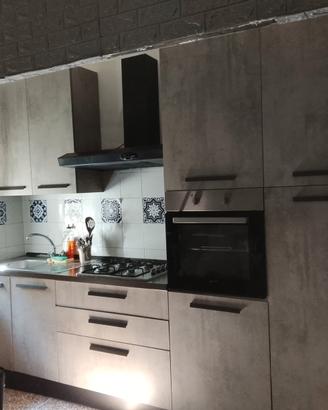 cucina con frigo forno e fornelli 