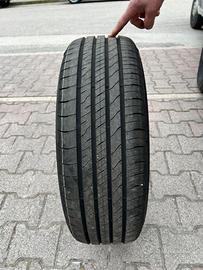 NUOVI Goodyear Efficient Grip 2 215/60R17 96H