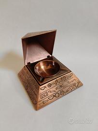 posacenere a forma di piramide egizia rame