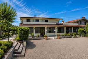 Immobile di 800 m² con più di 5 locali a Lesignano