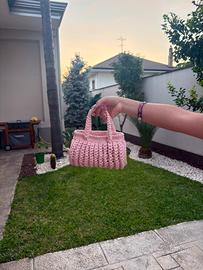 Borsa fatta a mano all'uncinetto in fettuccia rosa