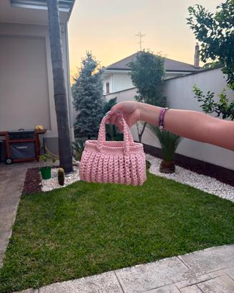Borsa fatta a mano all'uncinetto in fettuccia rosa
