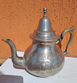 Teiera  decorata a mano in metallo. 