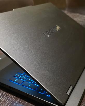 Lenovo Intel 7 255HX RTX 5070 32GB 1TB 16" OLED 2K