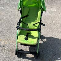 Passeggino leggero verde pali