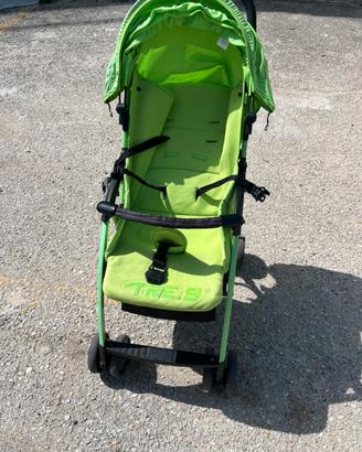 Passeggino leggero verde pali