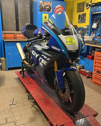 Yamaha R1 2022