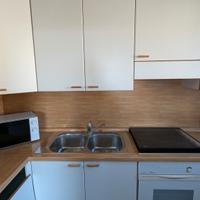 Cucina ad angolo con forno e fuochi - No frigo.