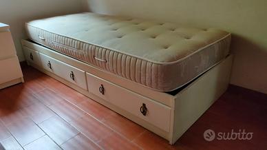 letto in legno bianco con cassetti e materasso