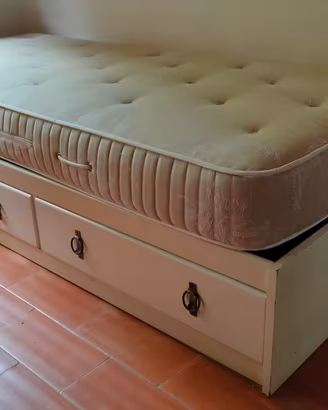 letto in legno bianco con cassetti e materasso