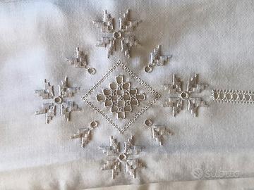 tenda misto lino ricamata a mano 