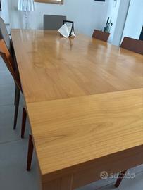 Tavolo moderno in legno massello con gambe sagomat