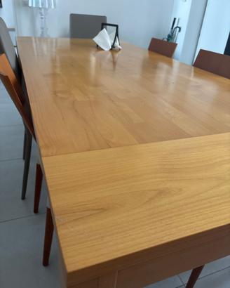 Tavolo moderno in legno massello con gambe sagomat